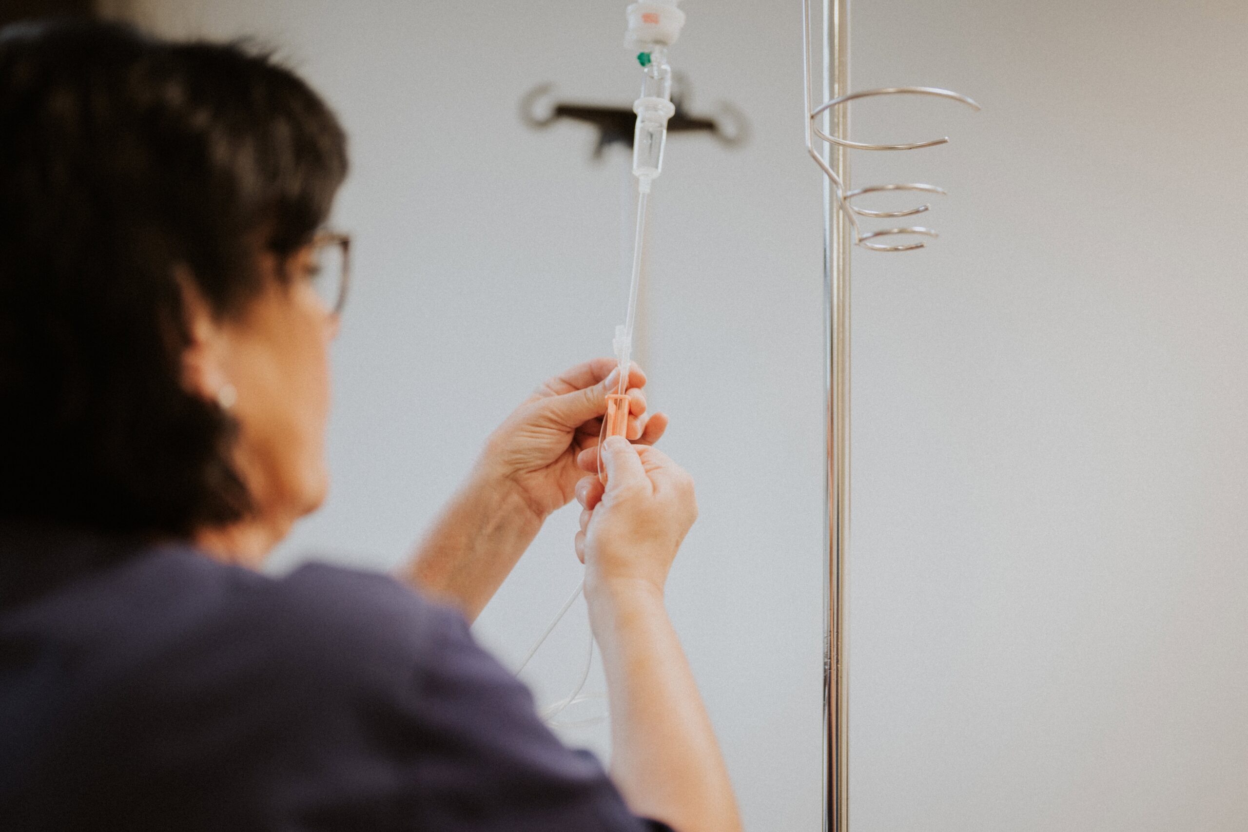 Für eine Behandlung wird eine Infusion vorbereitet.