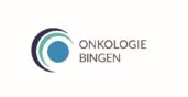 Das Logo der Onkologie Bingen ist zu sehen. Es stellt zwei Halbkreise in verschiedenen Farben dar, sowie eine blaue Kugel.