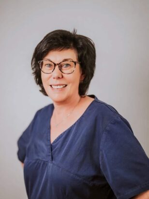 Frau Anja S. posiert freundlich für die Kamera.