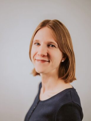 Sonja P. lächelt in die Kamera.