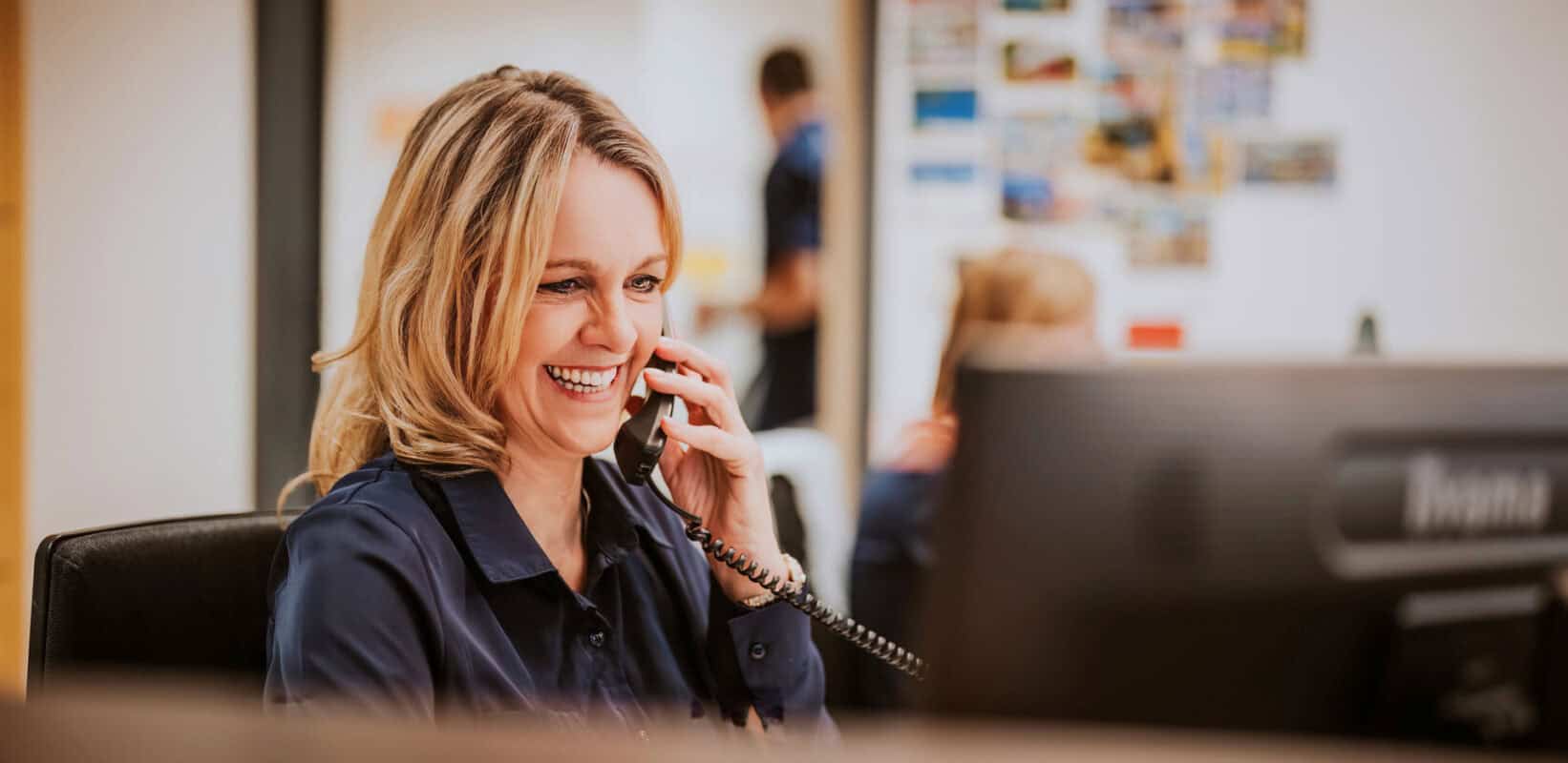 Eine Mitarbeiterin des MVZ telefoniert mit einem Patienten.
